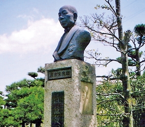 A bust of Tsunekichi with his wife Kumako shown in profile on the side