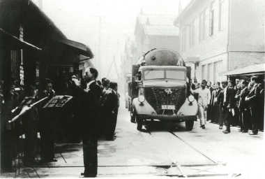 A band performs to accompany the first shipment of the Tsunekichi Model A boiler.